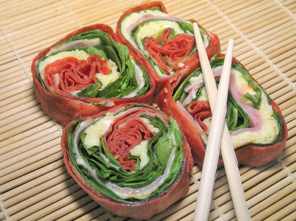 Четыре японских тортильи с сыром и салатом — стоковое фото