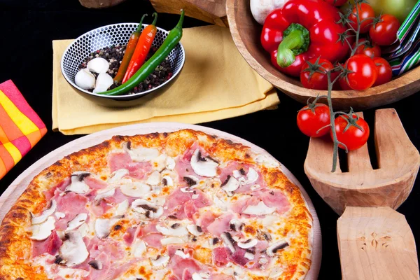 Pizza Prosciuto e Funghi — Stock Photo, Image
