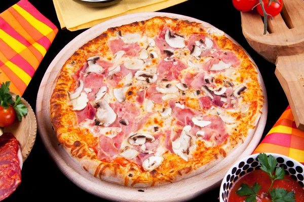 Pizza Prosciuto e Funghi — Stock fotografie