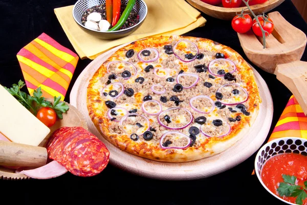 Pizza tonijn — Stockfoto
