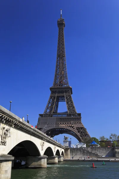 Eiffel-tornet och seine floden — Stockfoto