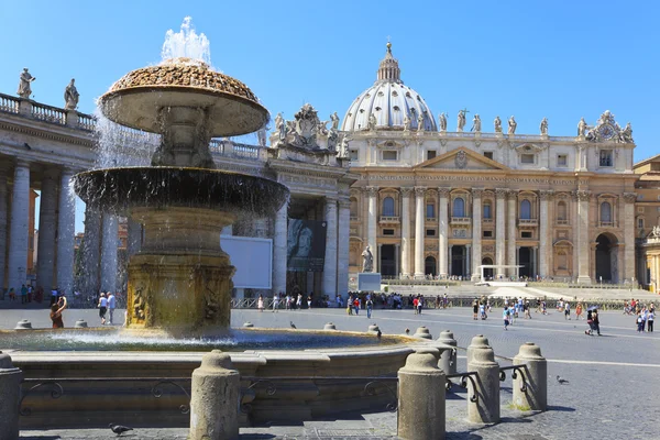 Fountain on a square of Saint Peter — Stock Photo, Image
