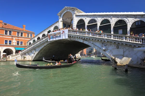 Bron rialto i Venedig. — Stockfoto