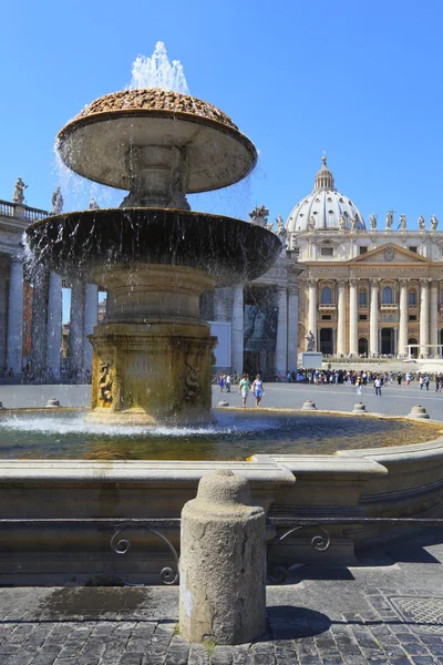 Fontana su una piazza di San Pietro — Foto Stock