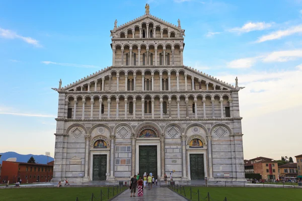 Katedrála v Pise v zázraky náměstí, Itálie — Stock fotografie