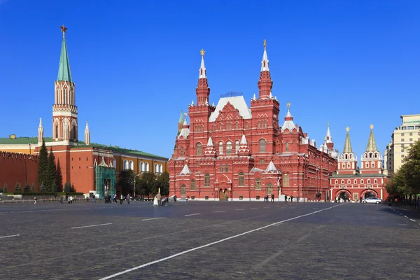 Kreml vägg och Kreml och historiska museet på Röda torget, m — Stockfoto