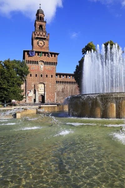 De beroemde fontein op het kasteel plein. Milaan, Italië — Stockfoto