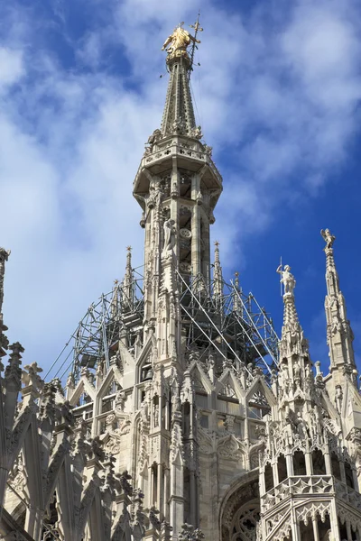 La aguja central de una catedral Duomo, Milán, Italia —  Fotos de Stock