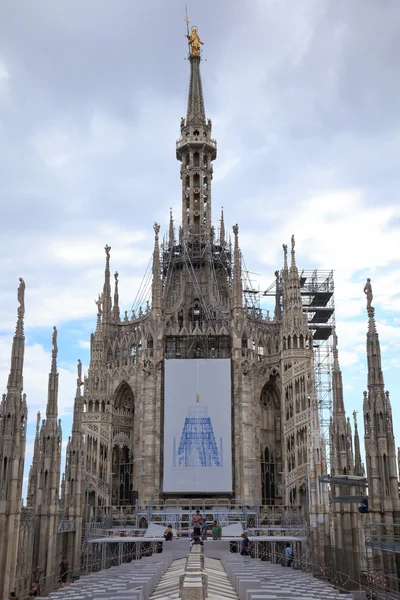 La flèche centrale d'une cathédrale Duomo, Milan, Italie — Photo