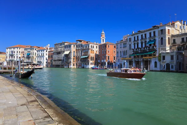 イタリアのヴェネツィアにある運河です — ストック写真