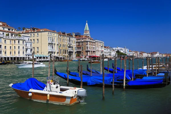 Gondol parkering. Canal Grande i Venedig. — Stockfoto