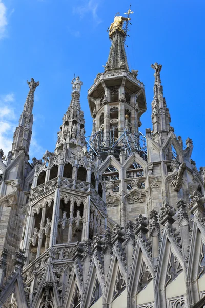 La flèche centrale d'une cathédrale Duomo, Milan, Italie — Photo