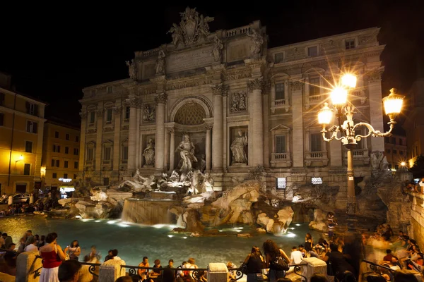 A Fonte de Trevi à noite, Roma, Itália — Fotografia de Stock