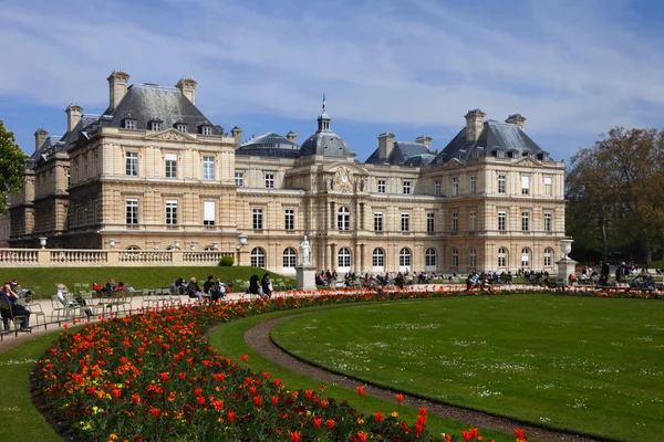 Lucembursko palác a zahrady v Paříži. Francie. — Stock fotografie