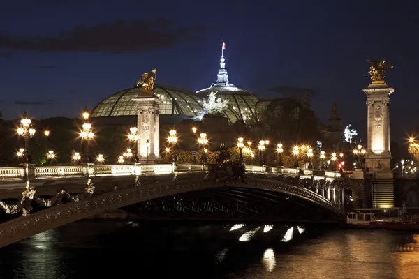 Most Alexandra iii v noci, Paříž, Francie. — Stock fotografie