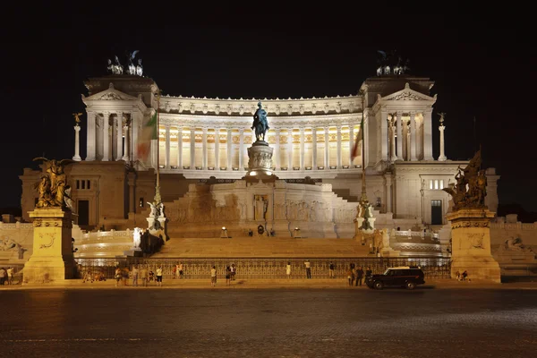 Národní památník Viktor Emanuel ii v noci, Řím, Itálie. — Stock fotografie