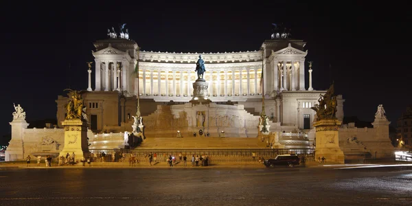 Národní památník Viktor Emanuel ii v noci, Řím, Itálie. — Stock fotografie