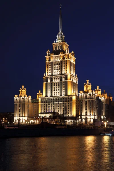 Hotel "Oekraïne" bij nacht, Moskou, Rusland — Stockfoto
