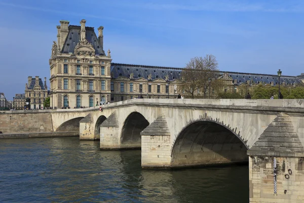 Louvre a seine řece, Paříž, Francie — Stock fotografie