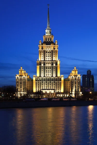 Hotel "Ukraina" på natten, Moskva, Ryssland — Stockfoto