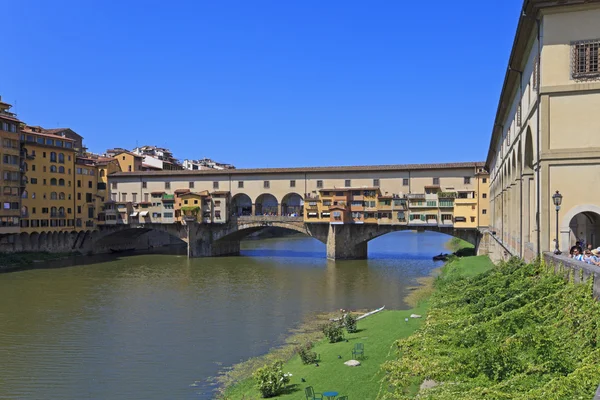 Ponte vecchio - berömda gamla bron i Florens, Italien — Stockfoto