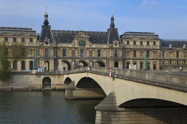 Het louvre en de seine rivier, paris, Frankrijk — Stockfoto