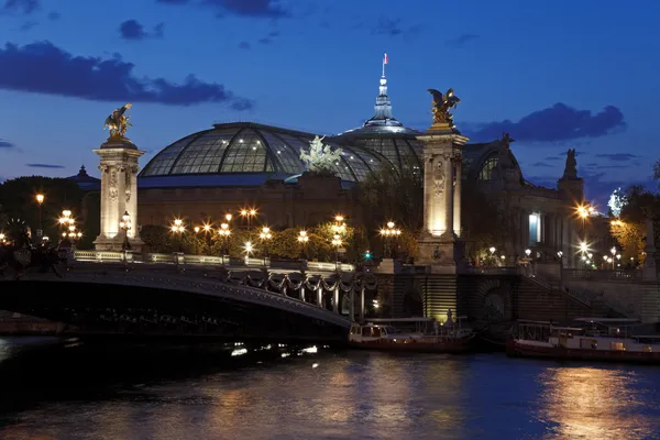 Alexander iii bron på natten, paris, Frankrike. — Stockfoto