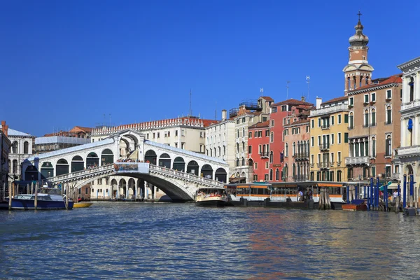 Venedik'teki rialto Köprüsü. — Stok fotoğraf