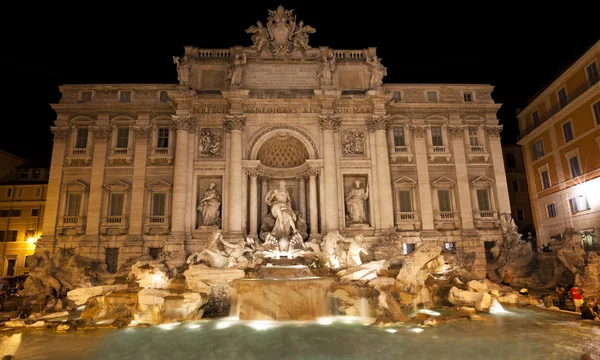 Trevi szökőkút éjjel, Róma, Olaszország — Stock Fotó