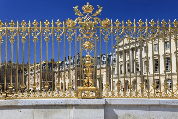 Golden fence in Versailles. France — Stock Photo, Image