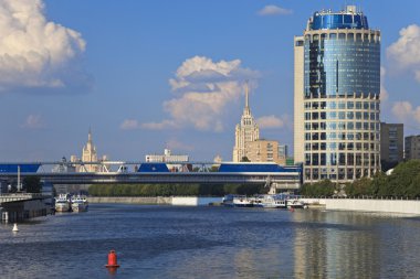 güzel görünümü Moskova Nehri, Moskova, Rusya üzerinde yaya köprüsü bagration ve modern iş merkezi