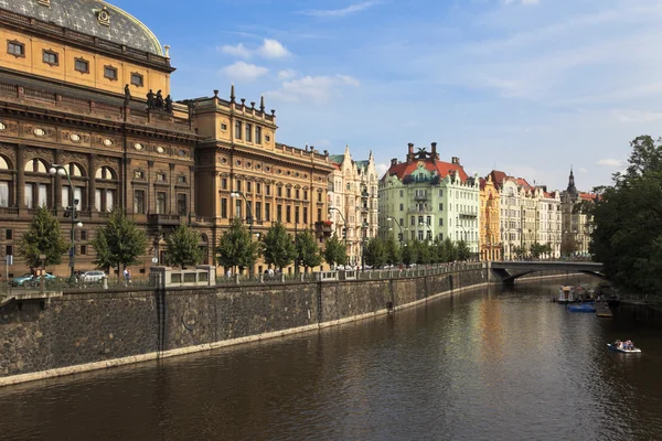 Набережная реки Влтавы, Прага, Чехия — стоковое фото