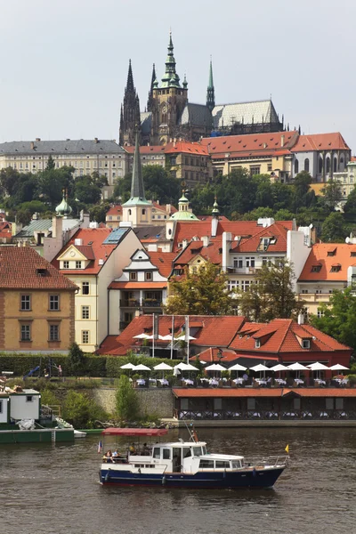 上河伏尔塔瓦河 捷克共和国布拉格哥特式城堡的七彩视图 — 图库照片