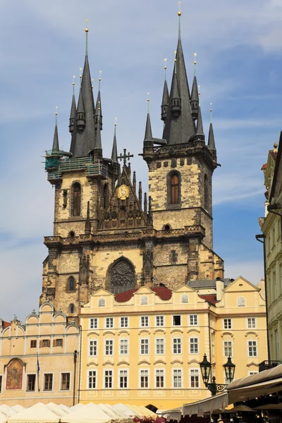 在太原 布拉格 捷克共和国最卓越的哥特式教堂前的处女玛丽亚大教堂 — 图库照片