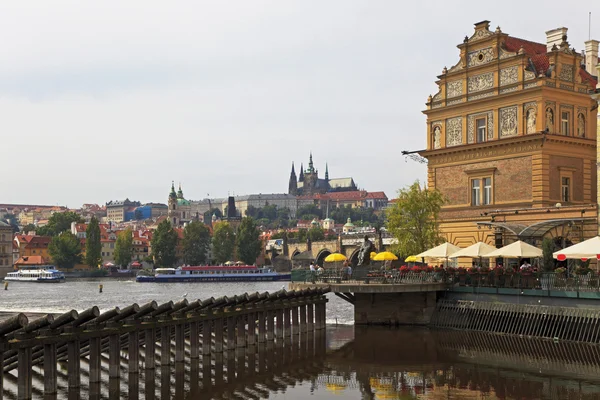 Красочный Вид Реку Влтаву Прагу Готический Замок Чехия — стоковое фото