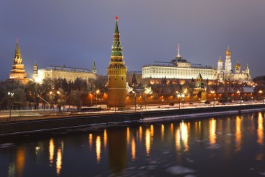 Moskova kremlin ve Moskova Nehri, akşam köprüden görüntüleyin. Rusya.