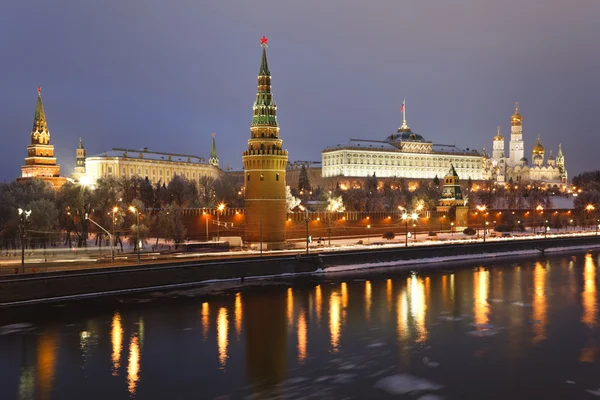 莫斯科克里姆林宫和莫斯科河 查看从这座桥在晚上 俄罗斯 — 图库照片