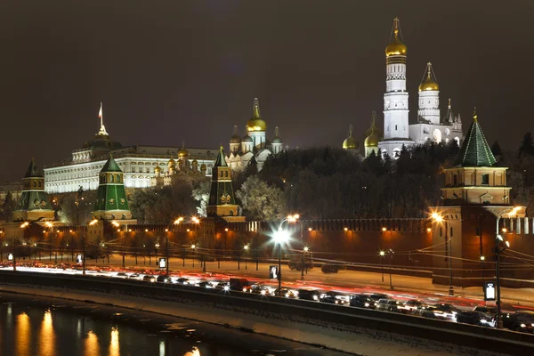 莫斯科克里姆林宫和莫斯科河 查看从这座桥在晚上 俄罗斯 — 图库照片