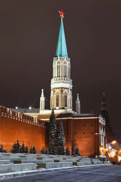 在红场在晚上 俄罗斯的 Nikolskaya 塔的莫斯科克里姆林宫 — 图库照片