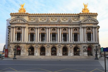 Opera ya da Garnier Sarayı cephesi. Paris, Fransa.