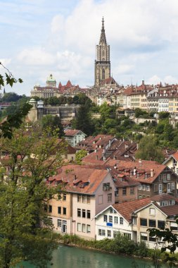 Bern, İsviçre'nin başkenti. Katedral ve nehir aare ile Panorama.