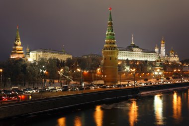 Moskova kremlin ve Moskova Nehri, akşam köprüden görüntüleyin. Rusya.