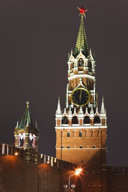 spassky kule üzerinden vasilevskiy yamaç kremlin.night görünümü. Moscow, Rusya Federasyonu