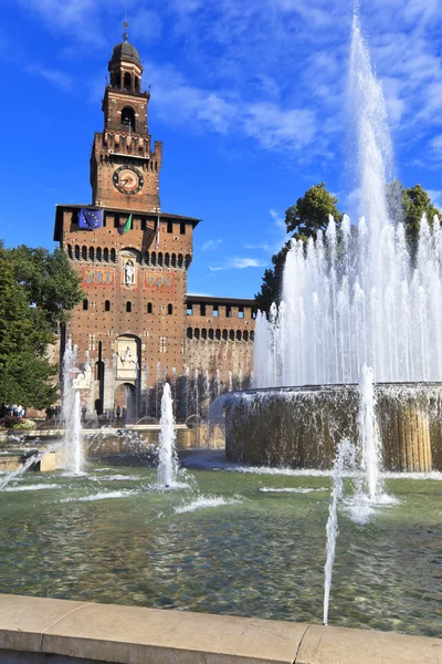 Fontein op het kasteel plein. Milaan, Italië — Stockfoto