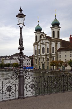 Kilisede lucerne, İsviçre