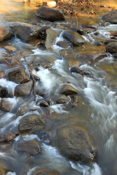 Pequeno fluxo de água separado — Fotografia de Stock
