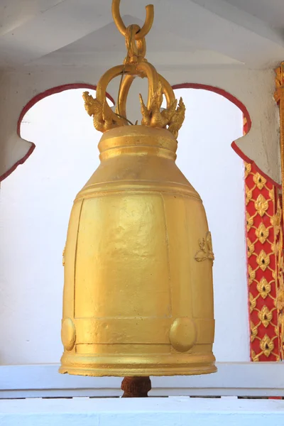 Большой Золотой Колокол Храме Будды — стоковое фото