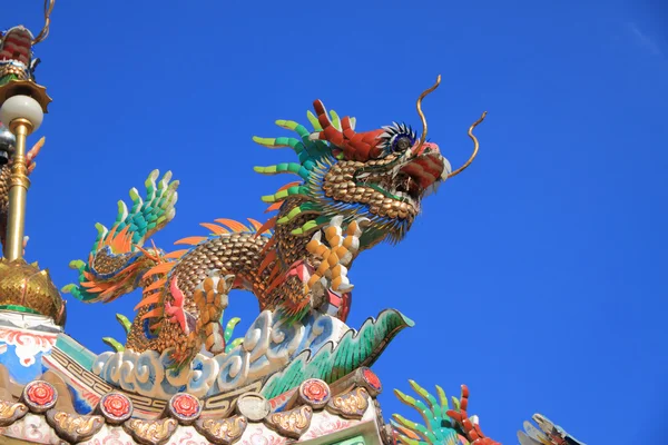 Chinese oude leeuw standbeeld op het dak — Stockfoto
