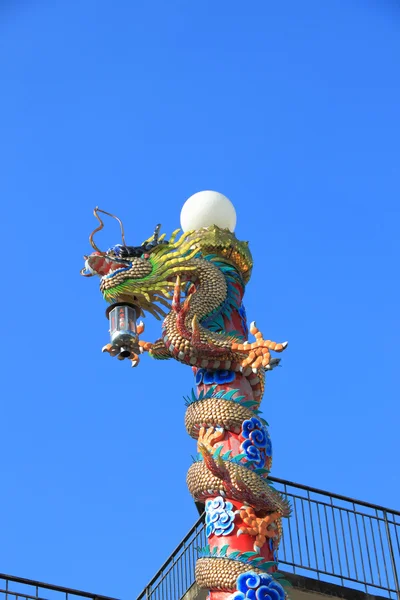 龙杆灯泡的华人庙宇 — 图库照片