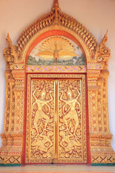 Золотая резная дверь церкви — стоковое фото